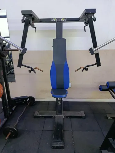 Supino máquina de treinar peito