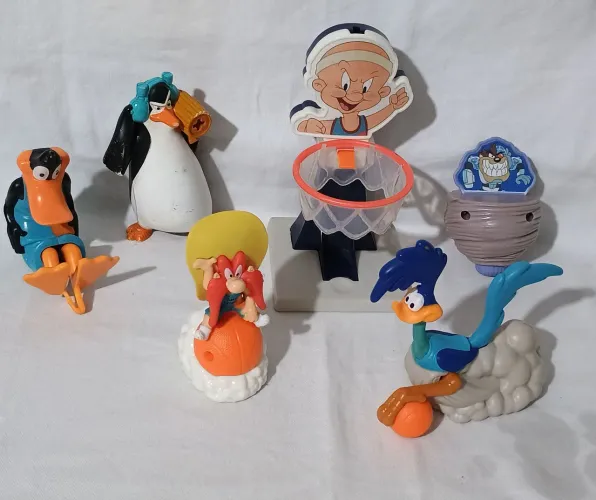 Lote com miniaturas dos personagens looney tunes e um pinguins do madagascar