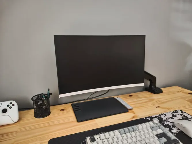 Monitor 24" com suporte articulado ELG