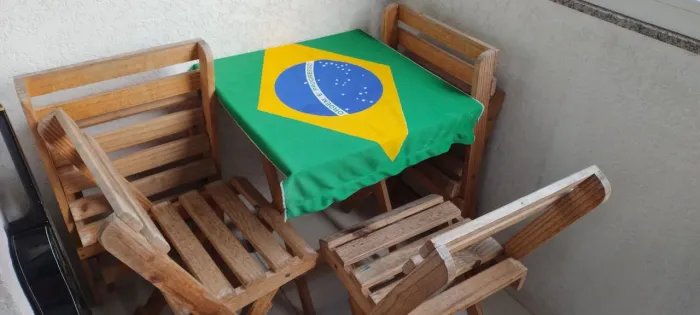 Mesa com 4 cadeiras madeira dobrável