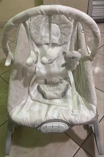 Cadeirinha vibratória de bebê