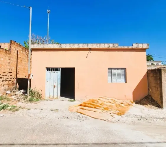Casa para Venda em Pitangui, Centro, 1 dormitório, 2 banheiros
