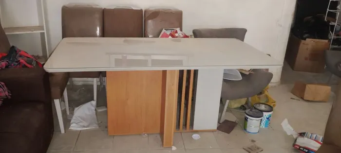 Mesa de vidro com fundo de madeira