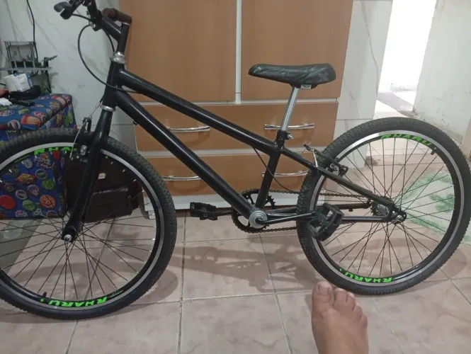 Vende-se bicicleta aro 24 preta, com detalhes verde limão 