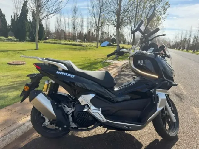 Scooter Urban 150cc EFI acompanha chave reserva, manual e possui alarme