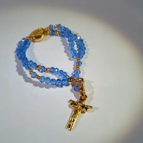 Em pedras com detalhes azuis Dourado folheado a ouro