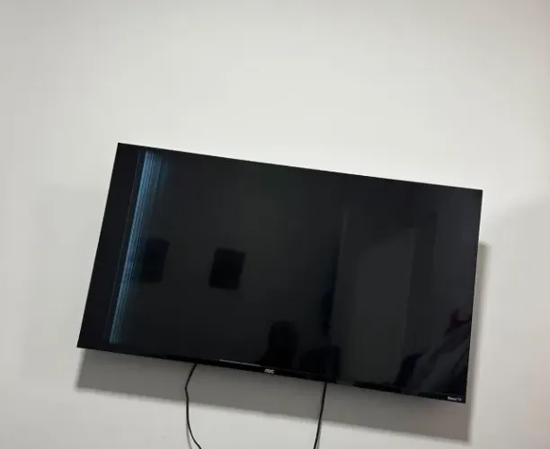 Televisão 42 polegadas AOC, com defeito na tela