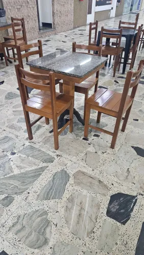 Conjunto mesa com tampo mármore + 4 cadeiras madeira