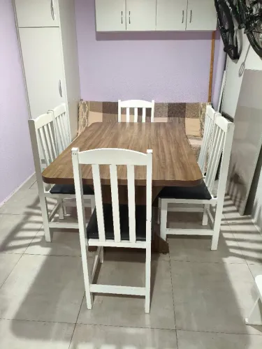 Mesa com 12 cadeiras 6 brancas madeira 6 laranjadas de metal