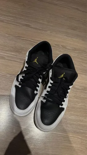 Tênis Nike Air Jordan 1 Low White Black Metallic Gold Swoosh