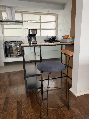 2x BANQUETAS DE DESIGN (ESTRUTURA PRETA)