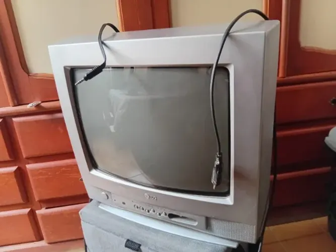 Tv LG de tubo em pleno funcionamento