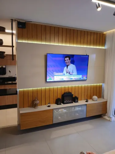 Painel de Sala TV com led e expositor com Reflecta