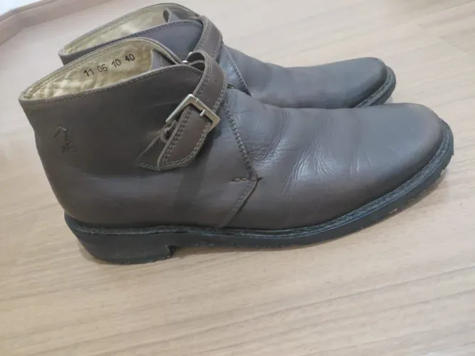 Troco bota de couro marca Side Walk n°42 . Por mochila e relógio ZAP *