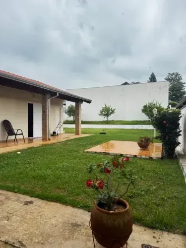 Condominio fechado Casa terrea com amplo quintal 3 quartos 2 suites