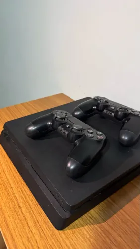 PS4 Slim + 2 manetes e Jogo GTA5