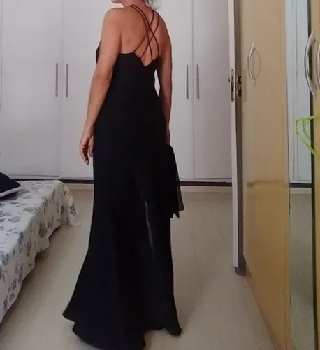 Vestido de festa preto, com echarpe
