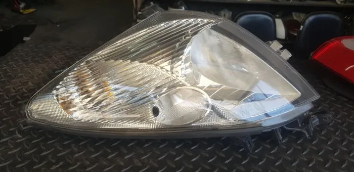 Farol lado direito Livina