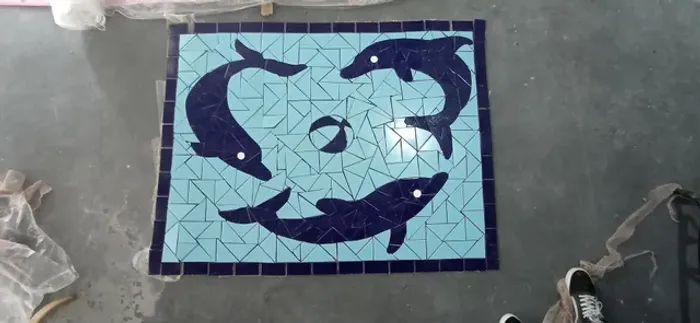 Piso mosaico, fundo de piscina, lava pés, golfinho