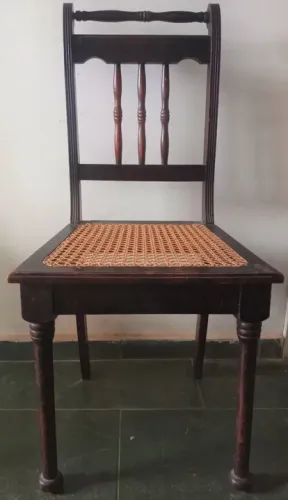 1 Antiga cadeira estilo colonial torneada com assento de palhinha usada