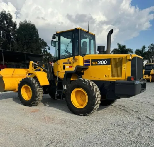 Pá Carregadeira Komatsu WA200 ano 2022 com 1800 horas, em MG