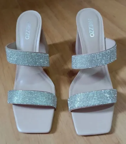 Sandália Arezzo com strass