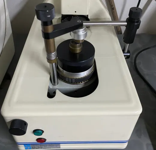 Máquina modeladora INGO para cortar moldes para lentes ópticas