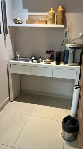 Mesa de apoio branca com gavetas