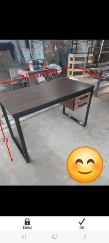 Mesa de Escritório com Estrutura em metal e Gavetas