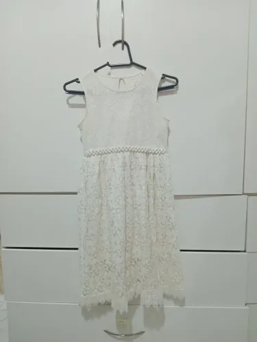 Vestido branco de renda infantil