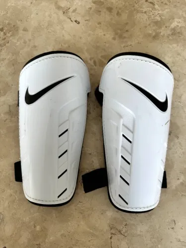 Caneleira Nike branca
