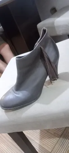 Bota de cano baixo feminina em couro legítimo 