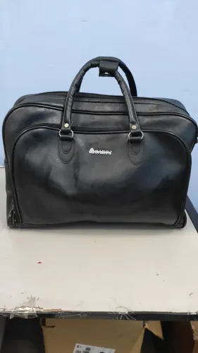 Bolsa de Mão Preta SADPJ para viagem.