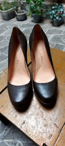 Sapatos de salto alto em couro marrom