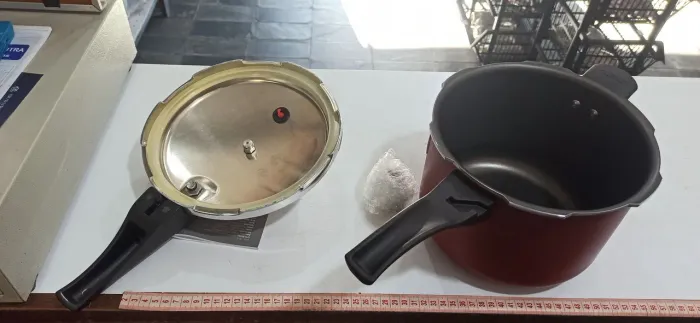 Panela de pressão tramontina 4.5l (nunca usada)