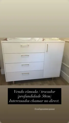 Cômoda c/ trocador em Laka Branca e puxadores em dourado