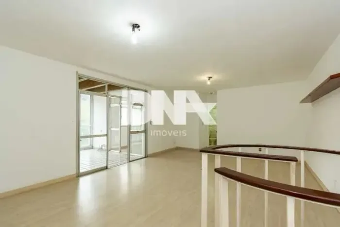 Cobertura duplex de 3 quartos, clara, arejada, vista verde, Cristo em rua calma sem saída,