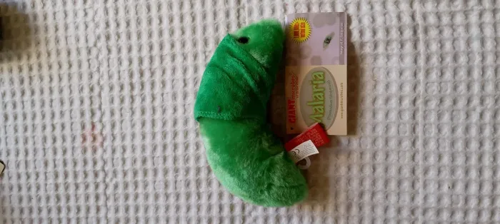 Pelúcia Giant Microbes malária para aula de biologia