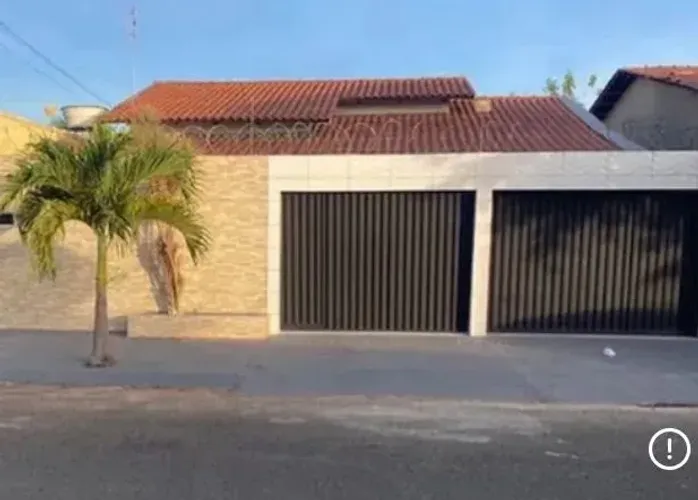 Casa para venda possui 220 metros quadrados com 3 quartos em Estância Itaguaí - Caldas Nov