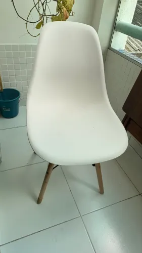 Cadeira branca pés de palito