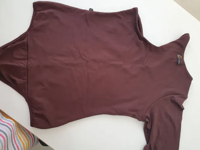Body marrom tribus - modelo de um ombro só  -feminino e estiloso. 