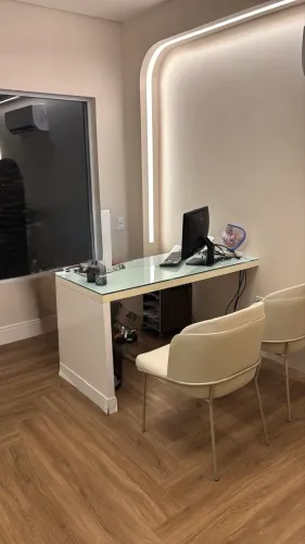 Mesa de madeira e vidro planejada 