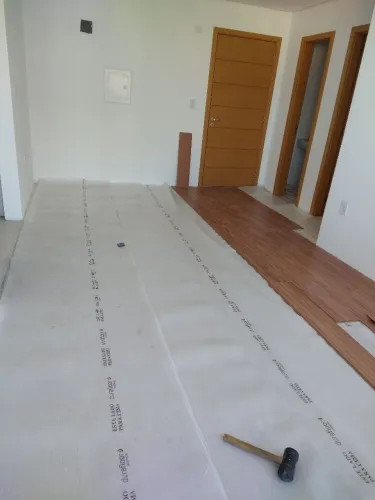 Piso Laminado, rodapés, roda teto e piso vinílico.