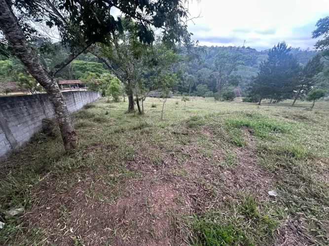 Vende-se um terreno em Itapecerica da Serra, próximo "a fazenda".