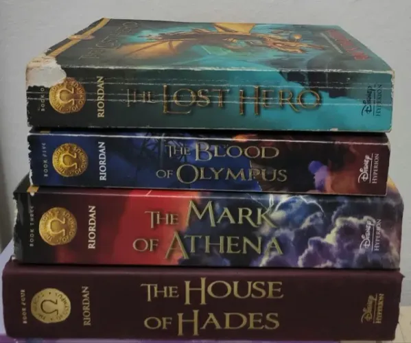 4 livros (The Lost Hero / The Mark of Athena / The House of Hades / The Blood of Olympus)
