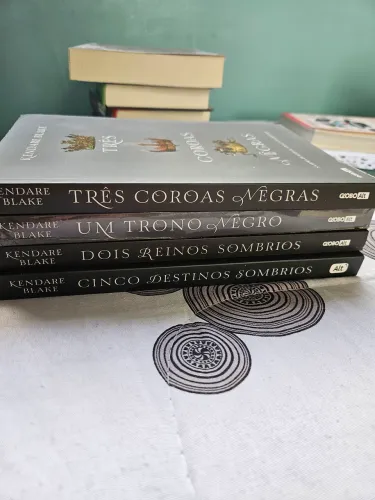 Coleção Três Coroas Negras - Kendare Blake