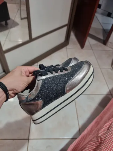 Tênis feminino N° 35 (Troco por carregador Samsung 25W preto / Aceito cartão)