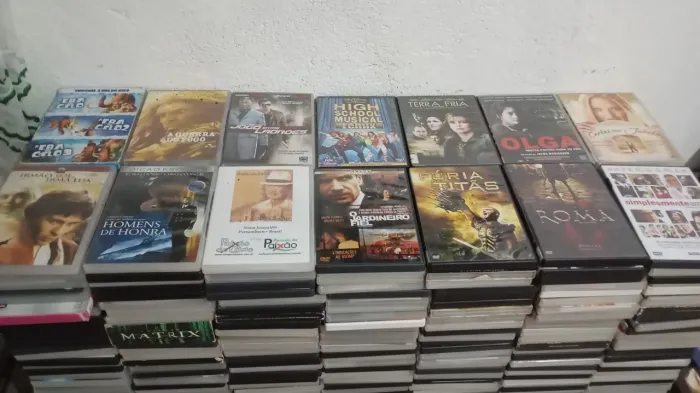 Vendo dvds,por um precinho, mais ou menos uns 700 dvds,