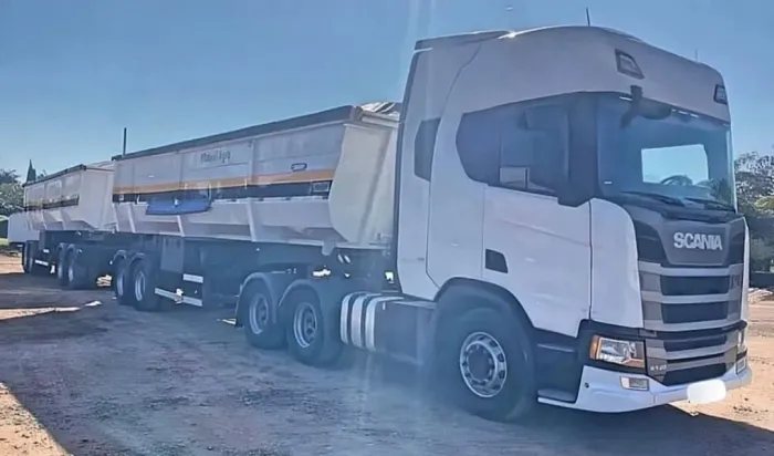 Scania R540 6x4 com rodocaçamba