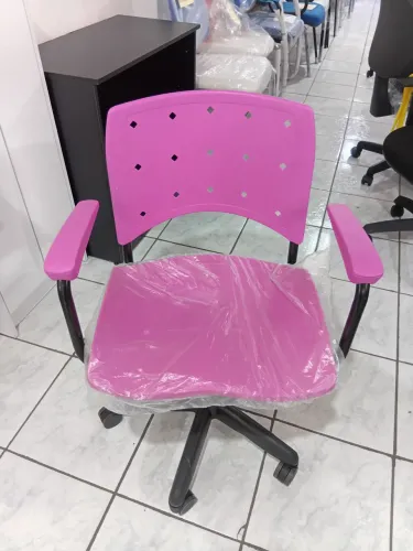 Cadeira na cor rosa 